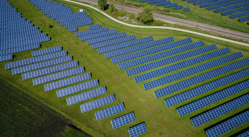 Hemos instalado tantos paneles solares que la red no sabe qué hacer con ellos. Y los inversores acaban de darse cuenta
