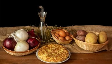 En 1599 alguien anotó cómo se hacían las tortillas en España. Y zanja de una vez el debate entre «con y sincebollistas»