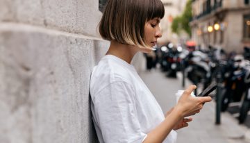 Hemos convertido WhatsApp en un «chupete emocional». Y la ciencia advierte que nos está haciendo más frágiles