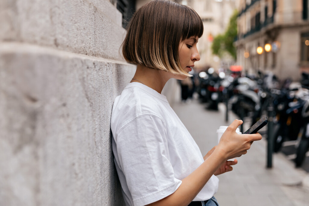 Hemos convertido WhatsApp en un "chupete emocional". Y la ciencia advierte que nos está haciendo más frágiles