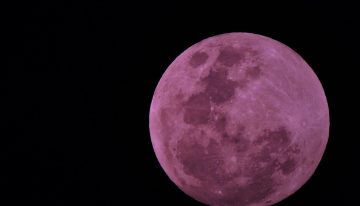 Ya está aquí la Luna rosa y de nuevo hay fotos falsas por todas partes