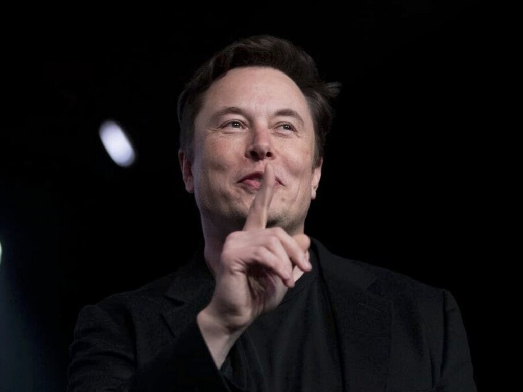 El plan de Elon Musk para acorralar al iPhone era perfecto. Hasta que alguien ha puesto 11.500 millones sobre la mesa