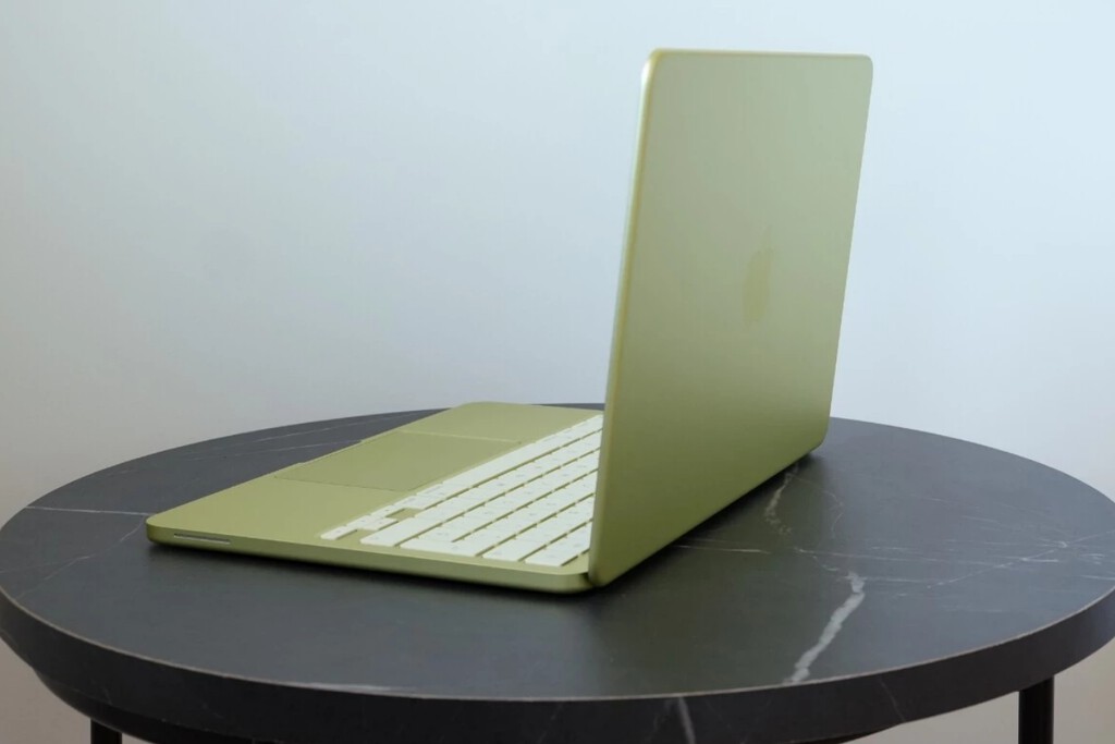 Llevamos una década aceptando que un portátil barato tiene que ser de plástico crujiente y pantalla lavada. Apple acaba de decir 'basta' con el MacBook Neo 