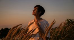 Cascos con cables, consolas portátiles y «digicams»: por qué la Gen Z se ha enamorado de tecnologías que no vivió