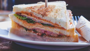 El «teorema del sándwich de jamón»: la fascinante matemática detrás de cómo cortarlo a la perfección en un solo tajo