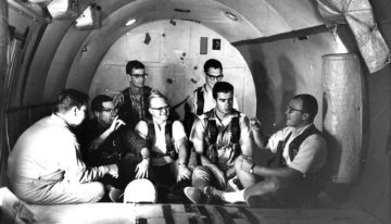 Jugaban a las cartas mientras los investigadores vomitaban: la historia olvidada de los 11 hombres sordos de la NASA