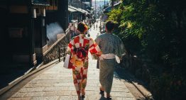 Japón lo ha probado todo para activar su natalidad. Ahora juega su última baza: pagarles a los jóvenes las apps de citas