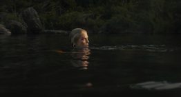 Mañana llega a Netflix un thriller de supervivencia que enfrenta a Charlize Theron y a un psicópata en lo más profundo de Australia