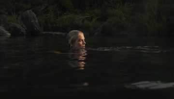 Mañana llega a Netflix un thriller de supervivencia que enfrenta a Charlize Theron y a un psicópata en lo más profundo de Australia
