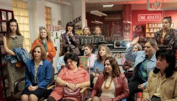 Hoy llega a Prime Video la serie sobre un videoclub porno con la que Amazon quiere establecer su propia 'Machos Alfa'