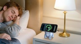 Hay una base de carga para iPhone que parece un cohete. Es de Ugreen y también funciona con AirPods