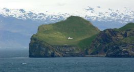 Ni es de Björk ni es un búnker secreto: la fascinante historia real de «la casa más aislada del mundo» que está en Islandia