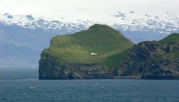 Ni es de Björk ni es un búnker secreto: la fascinante historia real de «la casa más aislada del mundo» que está en Islandia
