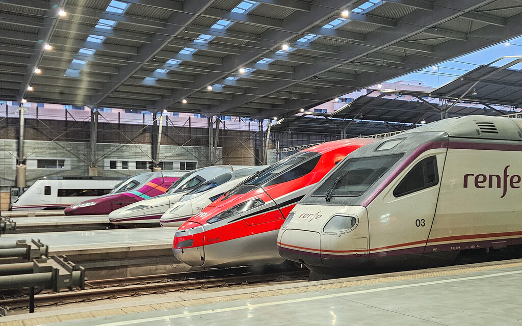 Renfe, Iryo y Ouigo subieron los precios a lo bestia en 2025. Ahora están sufriendo las previsibles consecuencias