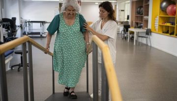 Sanidad y las autonomías actualizan los protocolos para prevenir las caídas, que provocan 12 muertes al día