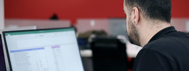 Creíamos que la IA iba a jubilar anticipadamente a toda una generación de trabajadores. Está pasando lo contrario