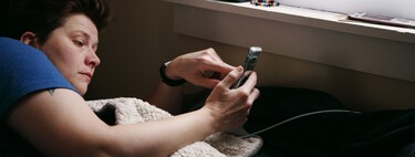 Dormir con el móvil a 30 centímetros de nuestra cara nos está rompiendo el sueño. Pero no por el motivo más sospechado