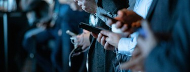 La ciencia del "doomscrolling": cómo la tecnología hackeó a la psicología para que no podamos soltar el móvil