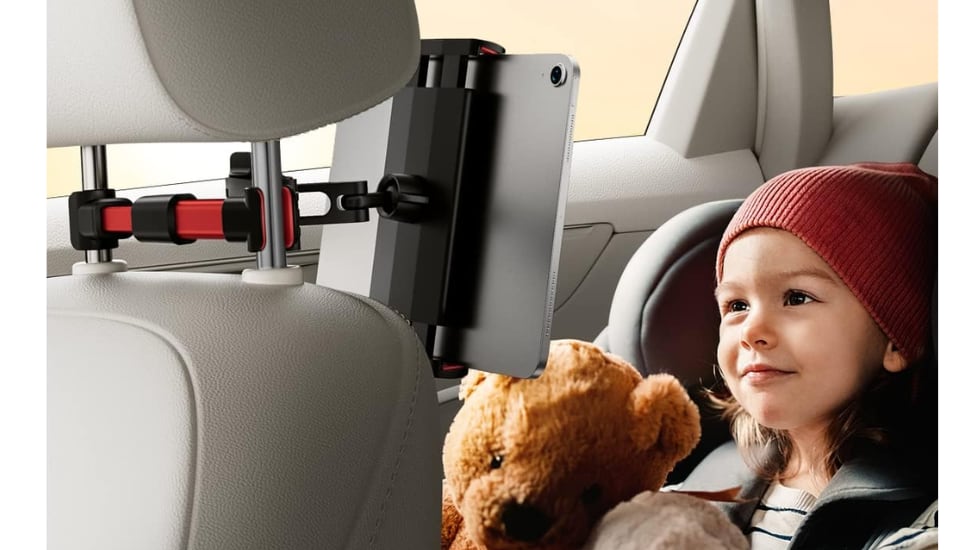 El soporte de ‘tablet’ para el coche ayuda a entretener a los niños.
