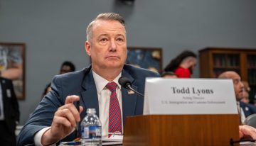 Dimite el director en funciones del ICE, Todd Lyons