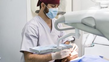 De los ejercitadores de mandíbula al enjuague de aceite: los dentistas alertan de los «vendehúmos» que promocionan peligrosas modas virales