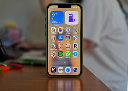 El iPhone 17e con su funda de silicona original