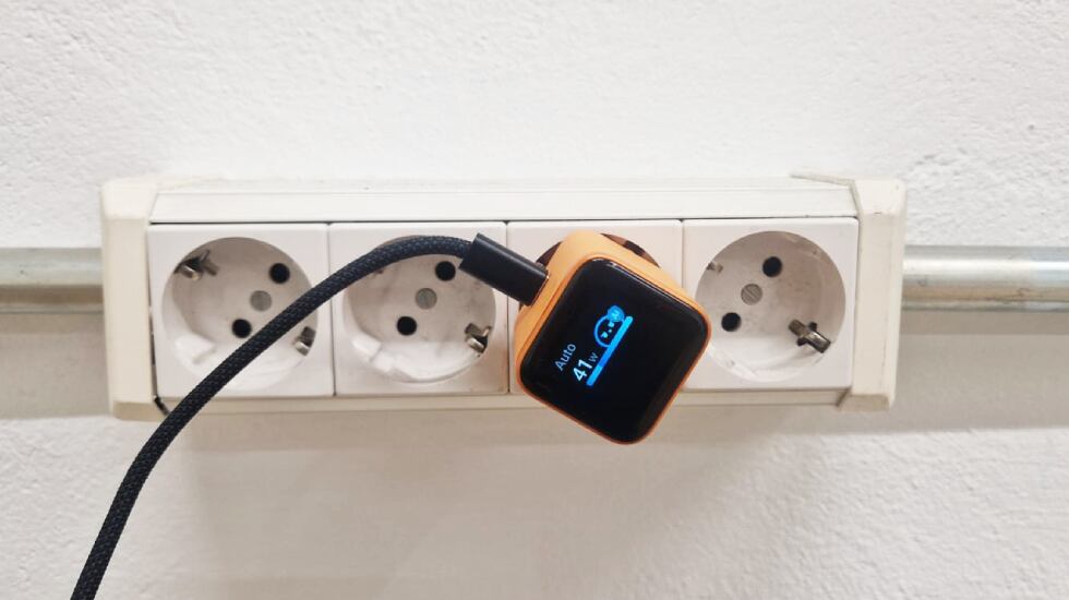 Cargador Nano, de la firma Anker, mientras está en funcionamiento.