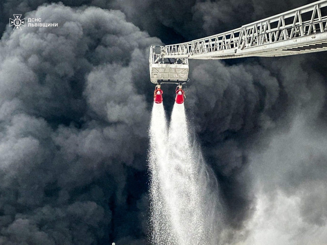 Bomberos trabajan en el incendio en el oleoducto Druzhba a su paso por Brodi, en Ucrania, el 26 de enero.