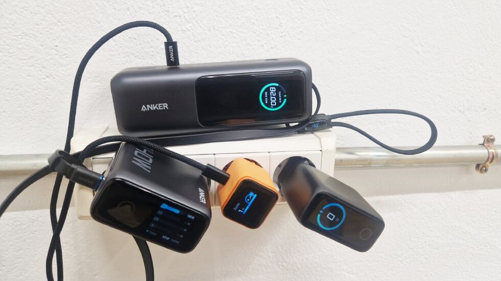 Vista frontal de la 'powerbank' de Anker, de 165 vatios, y otros cargadores