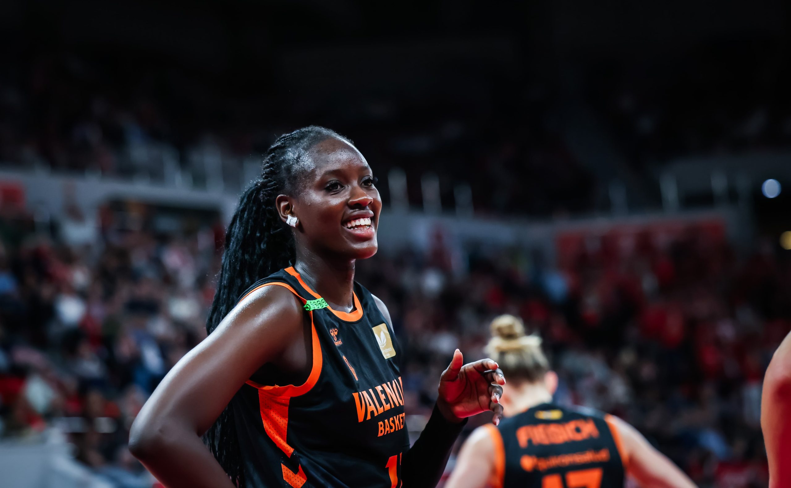 Awa Fam con el Valencia Basket.