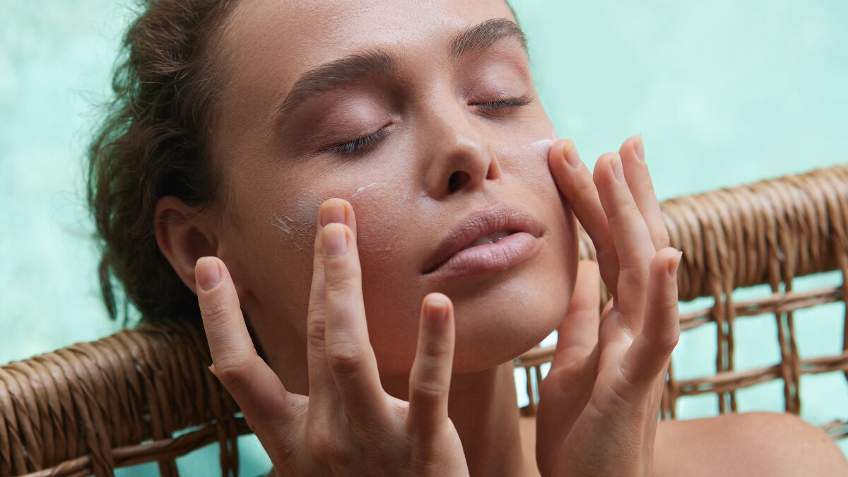 Desde Bella Aurora hasta Eucerin: estos protectores solares faciales antibrillos dejan un acabado mate en la piel. 