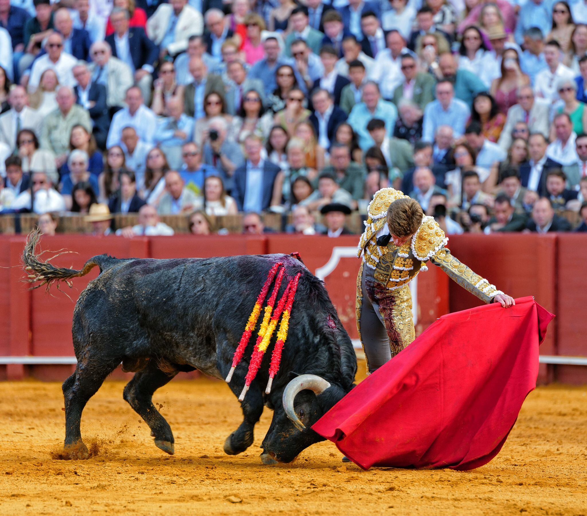 Natural de Borja Jiménez a su primer toro.