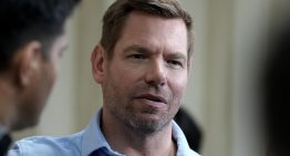 El congresista demócrata Eric Swalwell anuncia que demitirá tras denuncias de agresión sexual