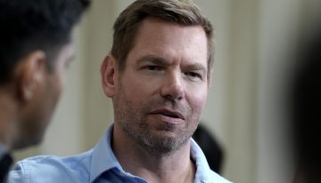 El congresista demócrata Eric Swalwell anuncia que demitirá tras denuncias de agresión sexual