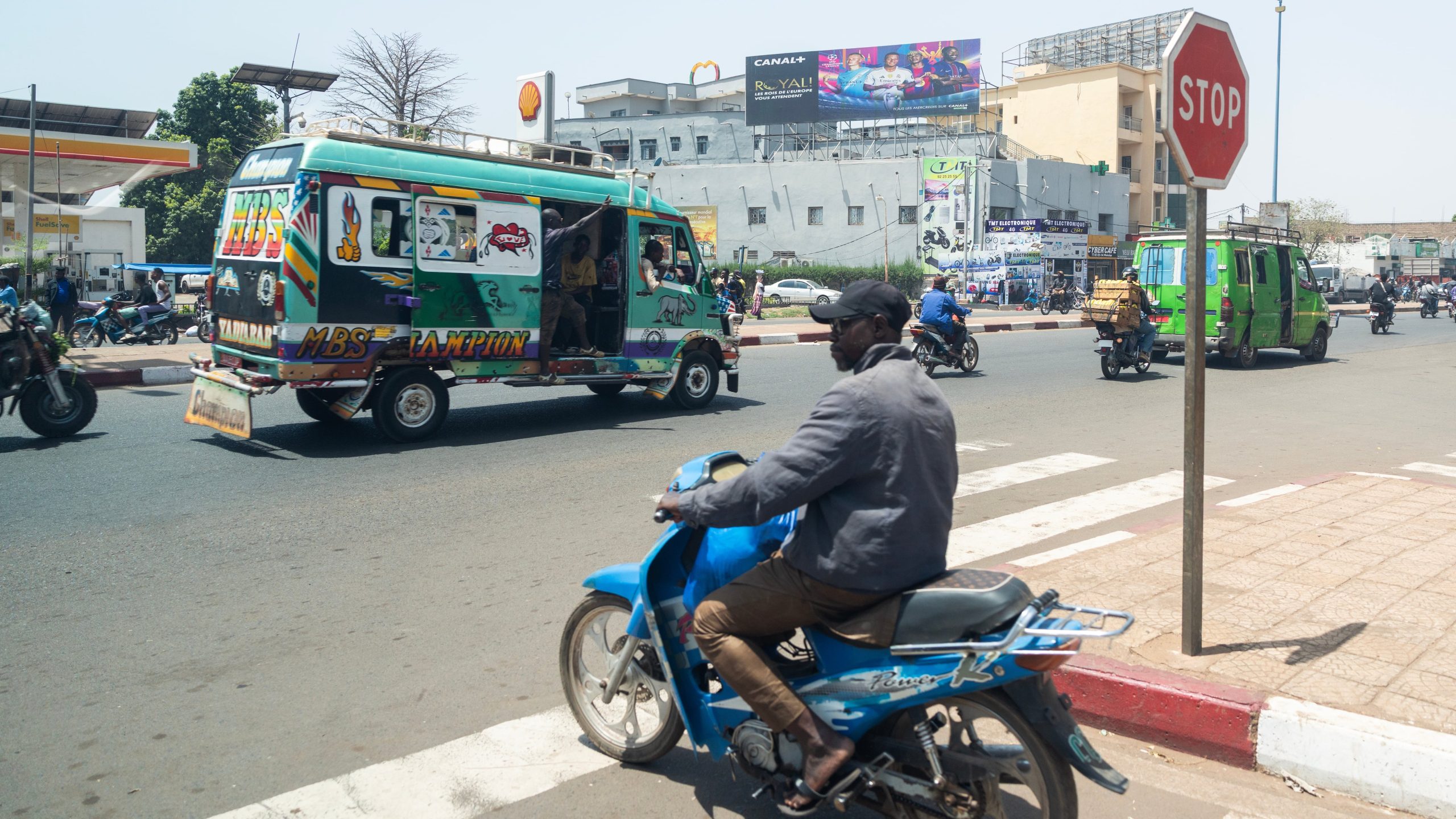 Varios vehículos circulaban este sábado por las calles de Bamako, la capital de Malí.