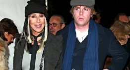 Cher solicita la custodia legal de su hijo Elijah, ingresado en un hospital psiquiátrico, afirmando que gasta todo su dinero en hoteles y drogas