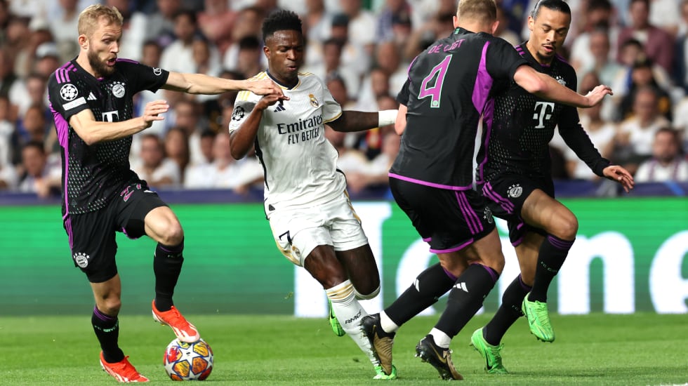Vinicius regatea a la defensa del Bayern en un partido de Champions de 2024.