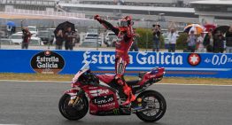 Marc Márquez baila entre tormentas en Jerez: ‘pole’ y triunfo al ‘sprint’ en un sábado caótico en el GP de España