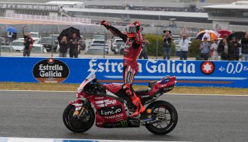 Marc Márquez baila entre tormentas en Jerez: ‘pole’ y triunfo al ‘sprint’ en un sábado caótico en el GP de España