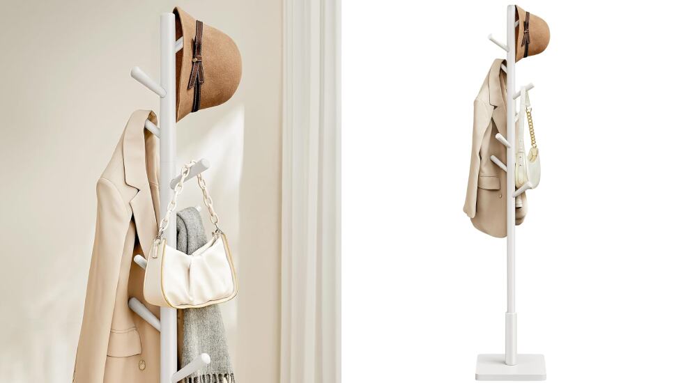 Perchero de madera maciza con ocho brazos.