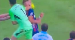 Andrada, portero del Zaragoza, asesta un puñetazo a Pulido, del Huesca, tras ser expulsado