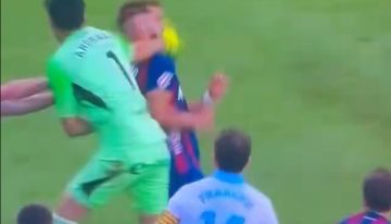 Andrada, portero del Zaragoza, asesta un puñetazo a Pulido, del Huesca, tras ser expulsado