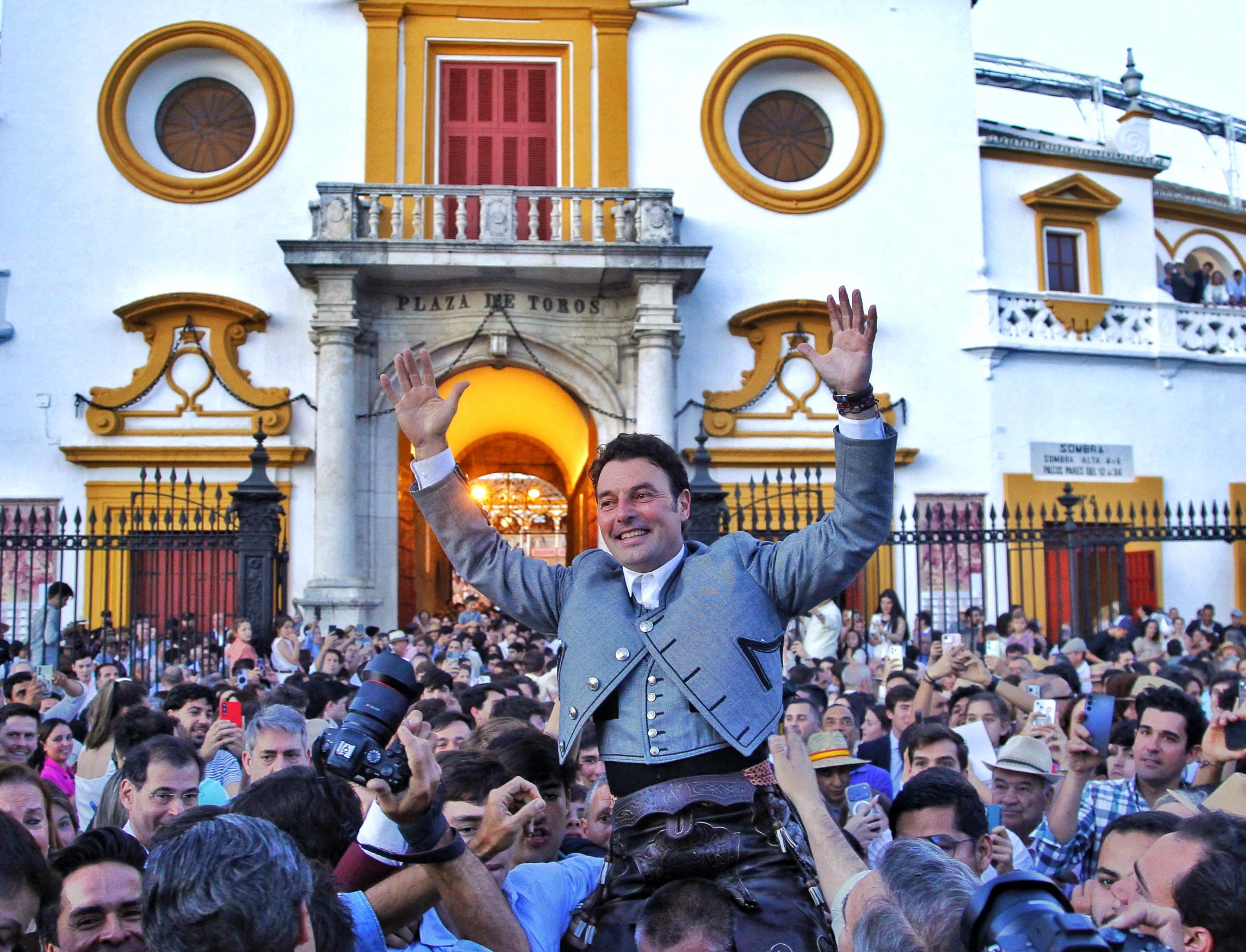 El rejoneador Andy Cartagena, por la Puerta del Príncipe tras cortar tres orejas.