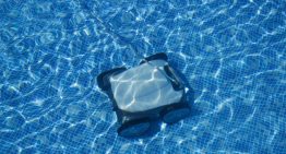 Piscina a punto sin esfuerzo: cinco robots limpiapiscinas rebajados