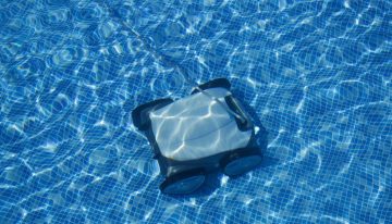 Piscina a punto sin esfuerzo: cinco robots limpiapiscinas rebajados