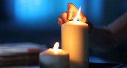 Un año después del apagón: lo básico que conviene tener en casa para no quedarte a oscuras