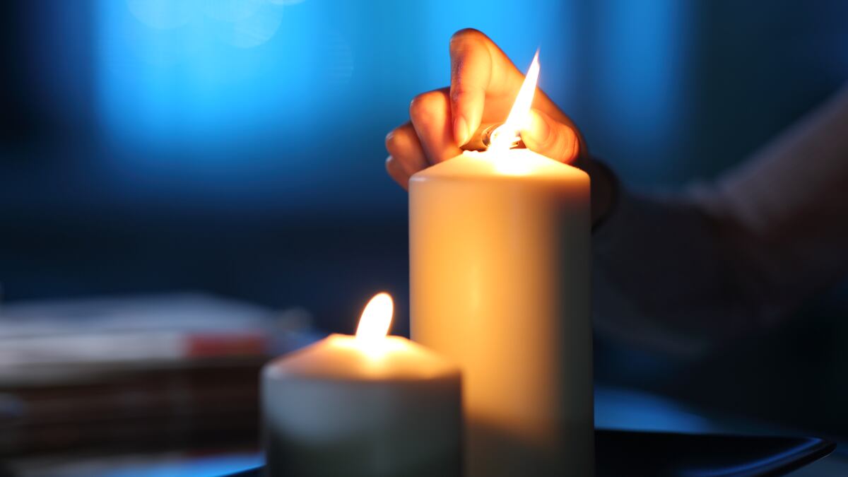 Un año después del apagón: lo básico que conviene tener en casa para no quedarte a oscuras.