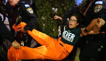 La policía arresta a 17 personas en la mayor manifestación en Israel contra la guerra de Irán