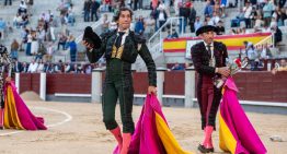 Curro Díaz, con una vuelta al ruedo, remonta con entrega el luto por su padre