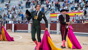 Curro Díaz, con una vuelta al ruedo, remonta con entrega el luto por su padre